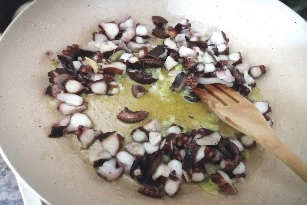 Ajout des morceaux de poulpe et déglacer au vin