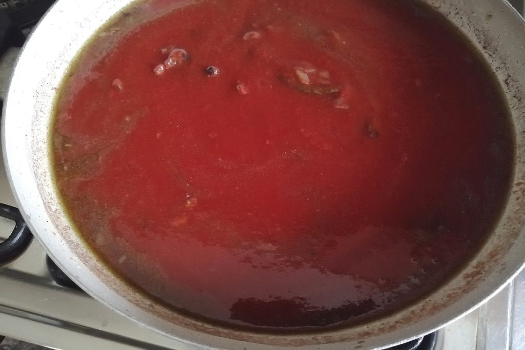 Verser la passata de tomates