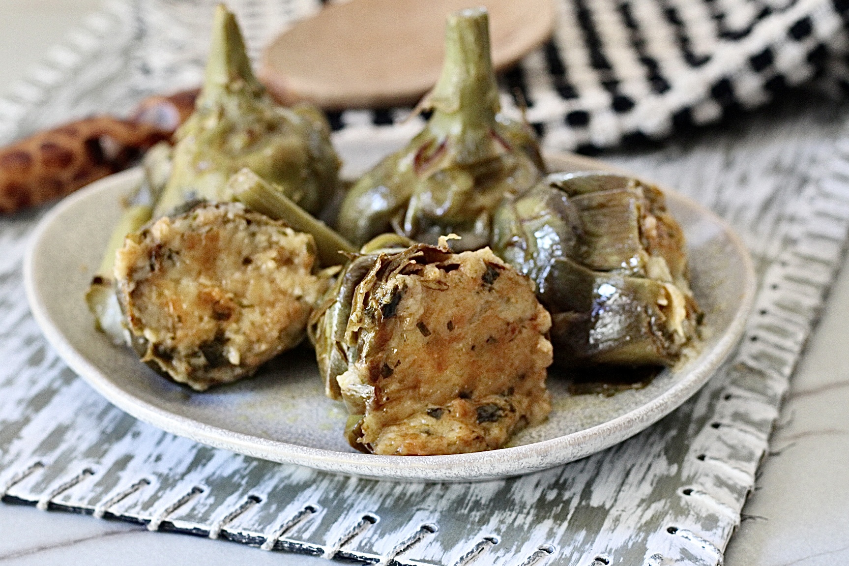 Comment préparer des artichauts farcis mijotés, sans œufs ni viande.