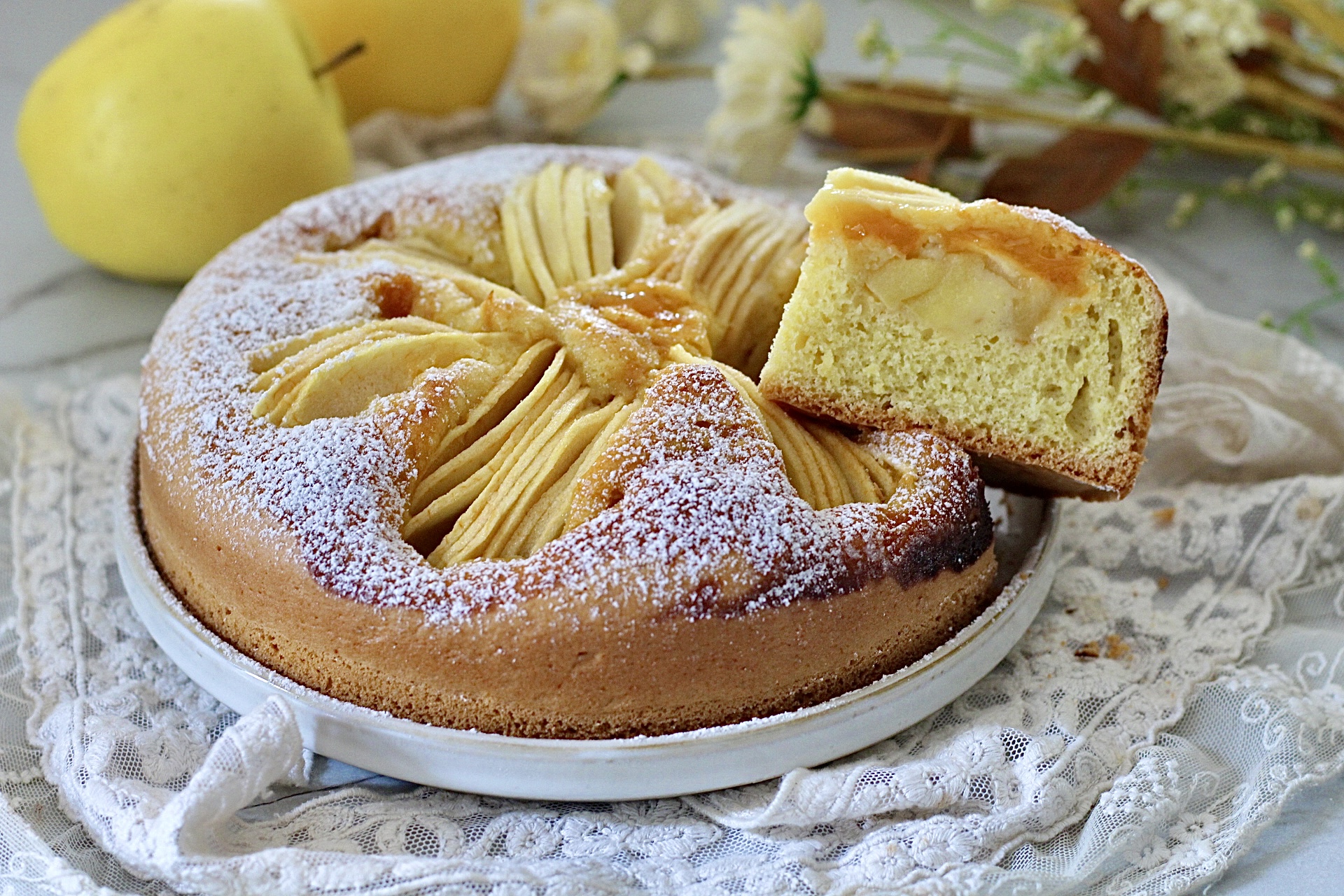 Gâteau aux pommes avec confiture d&rsquo;abricots à l&rsquo;huile d&rsquo;olive sans produits laitiers.