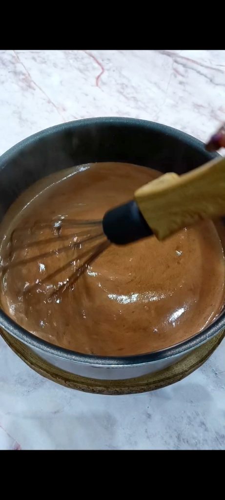 Mélangez avec un fouet jusqu'à obtenir un chocolat crémeux et dense