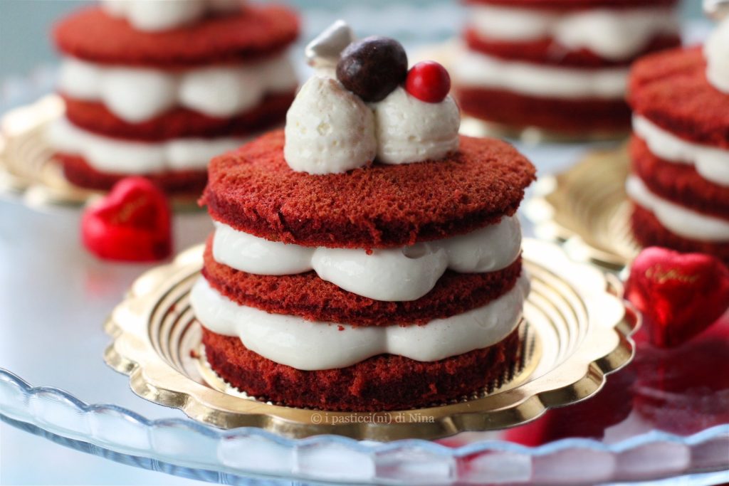 Mini cake à la framboise avec ganache montée au chocolat blanc pour la Saint‑Valentin i pasticcini di Nina