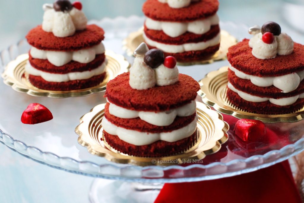 Mini cake à la framboise avec ganache montée au chocolat blanc pour la Saint‑Valentin i pasticcini di Nina