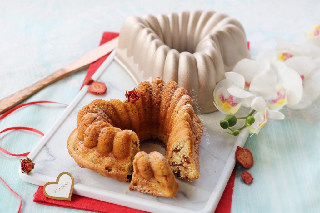 Mini-ciambellines moelleuses à la crème et aux fraises fraîches, sans beurre ni huile, mini bundt cake, Les Pâtisseries de Nina recettes sucrées de saison