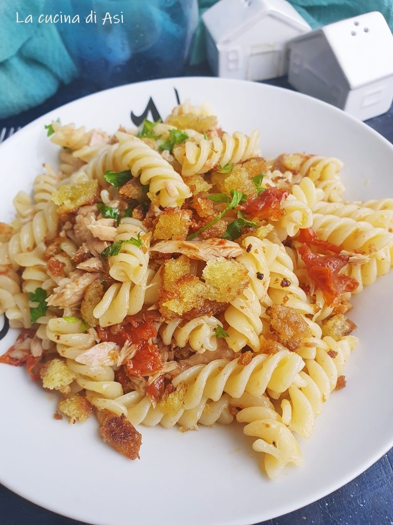 Pâtes rapides au thon, tomates séchées et chapelure croustillante