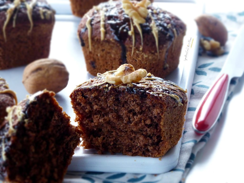 petits gâteaux aux noix et crème de noisettes garnis de nutella
