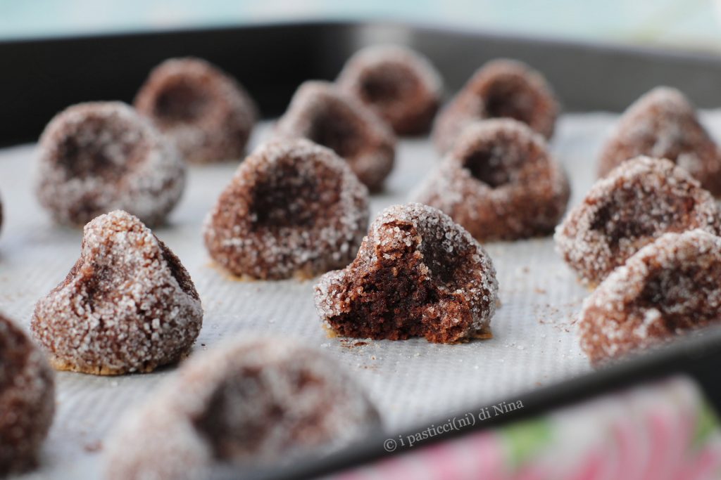Pizzicotti au cacao aux amandes, réalisés uniquement avec des blancs d'œufs, texture tendre et humide | Les petits gâteaux de Nina