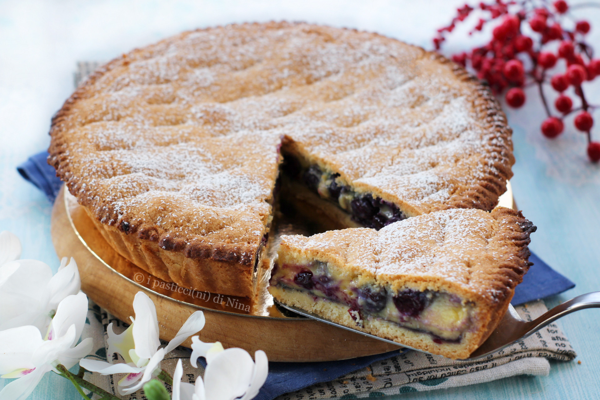 TARTE GARNIE DE CRÈME ET DE MYRTILLES