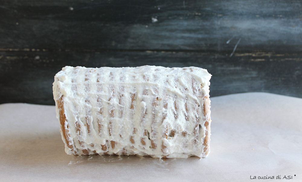 Gâteau sans cuisson de biscuits, crème et chocolat