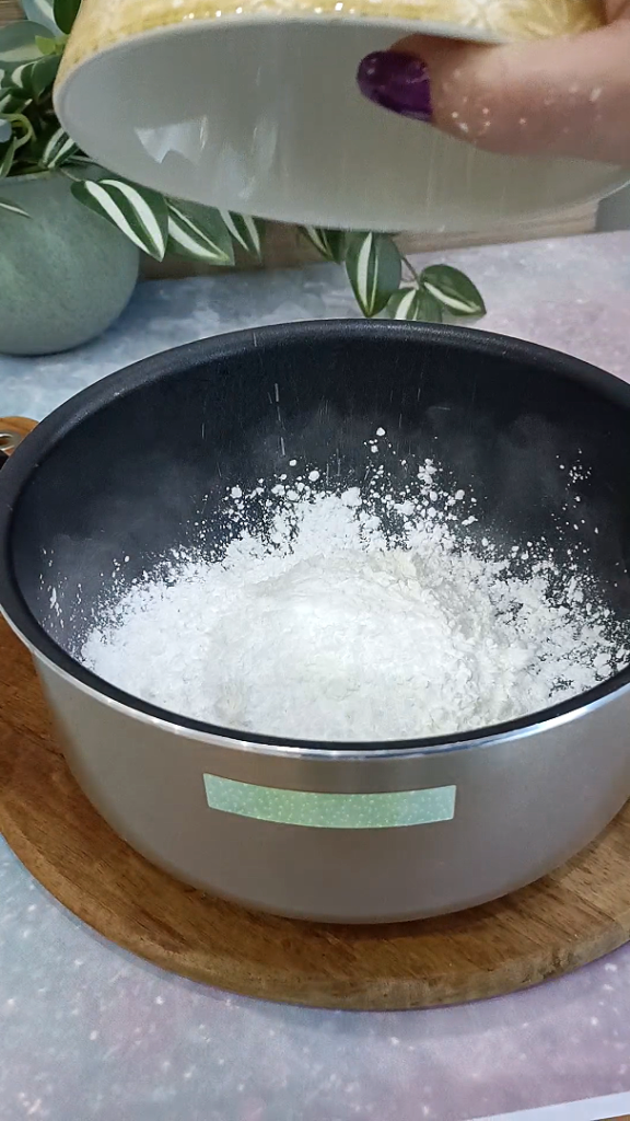 Verser la fécule et le sucre dans la casserole