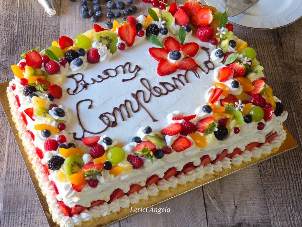 Gâteau aux fruits frais, crème et chantilly