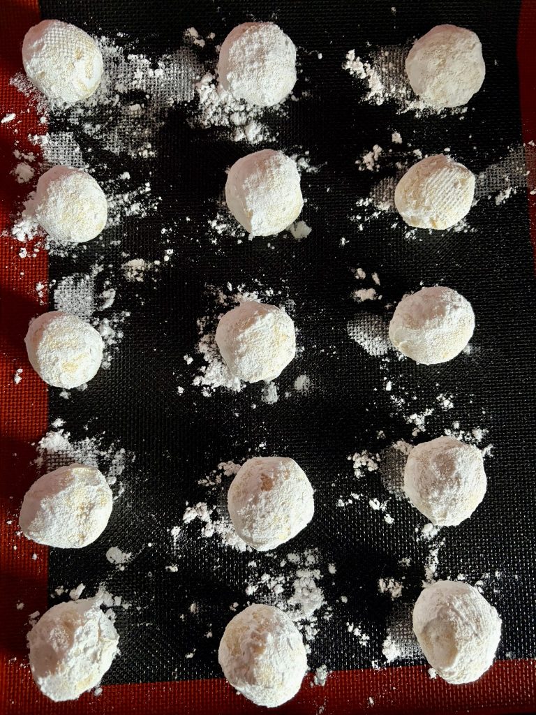Biscuits au citron moelleux disposés sur la plaque, bien espacés
