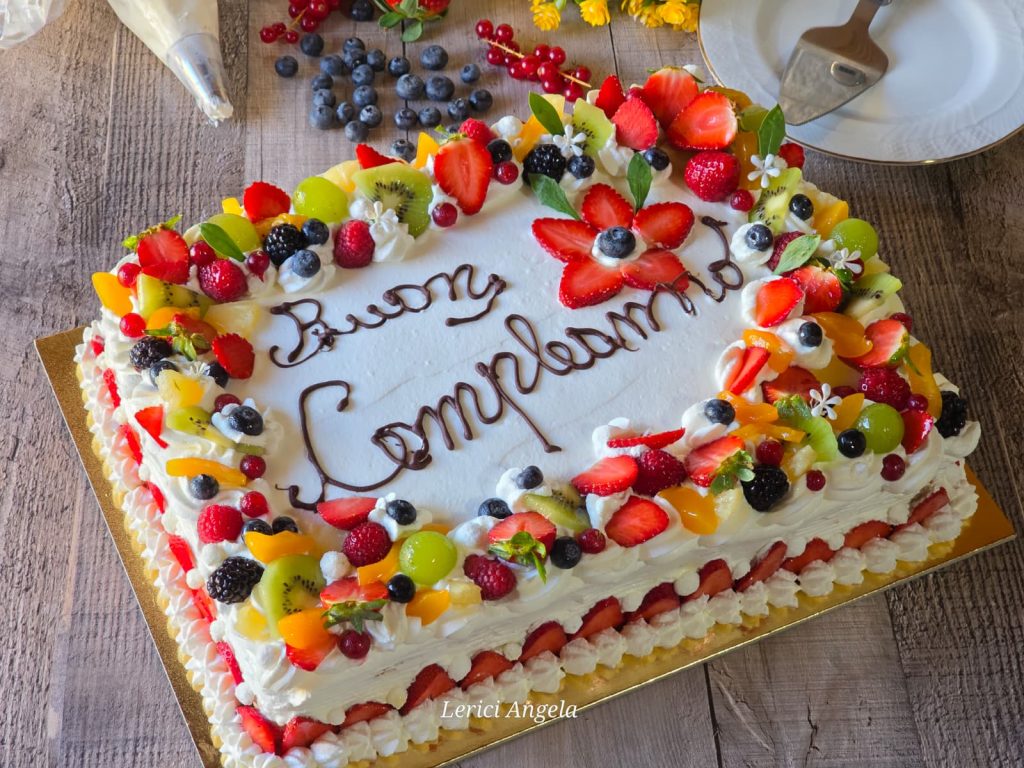 Gâteau aux fruits frais, crème et chantilly