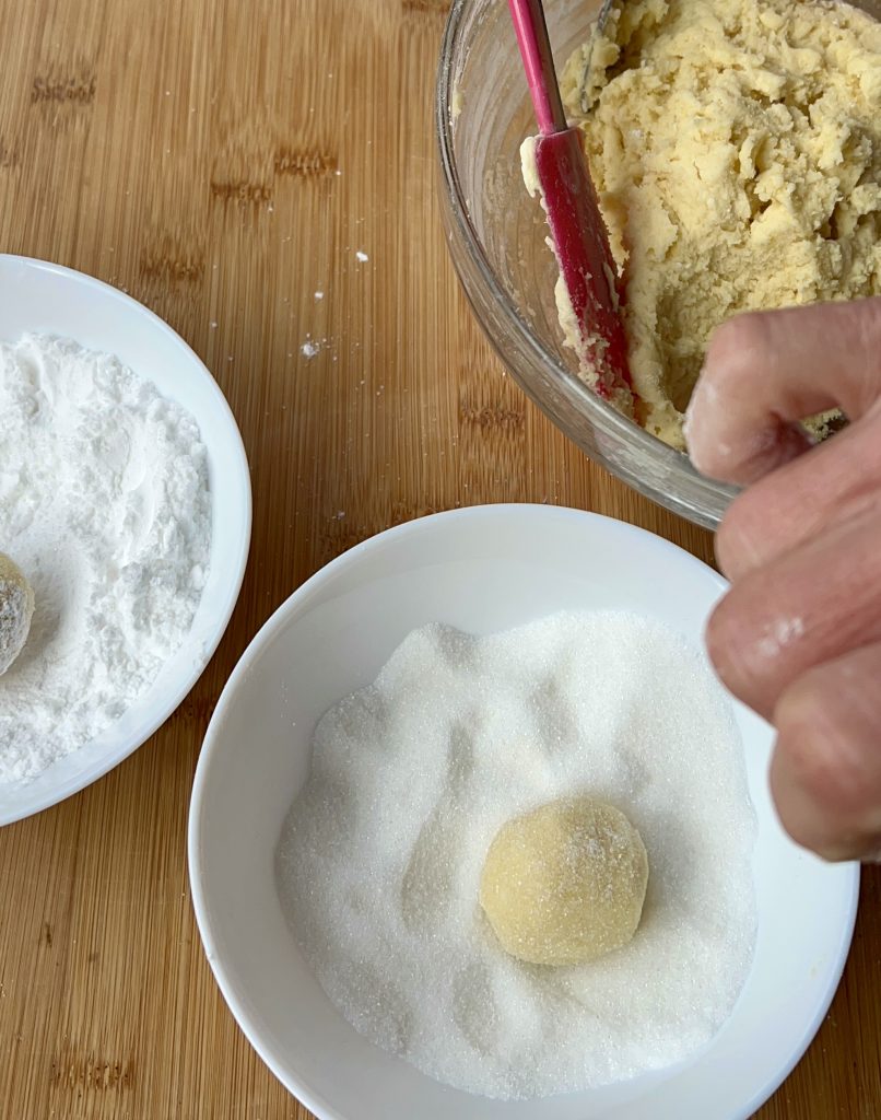 Boulette de pâte passée dans le sucre pour biscuits au citron