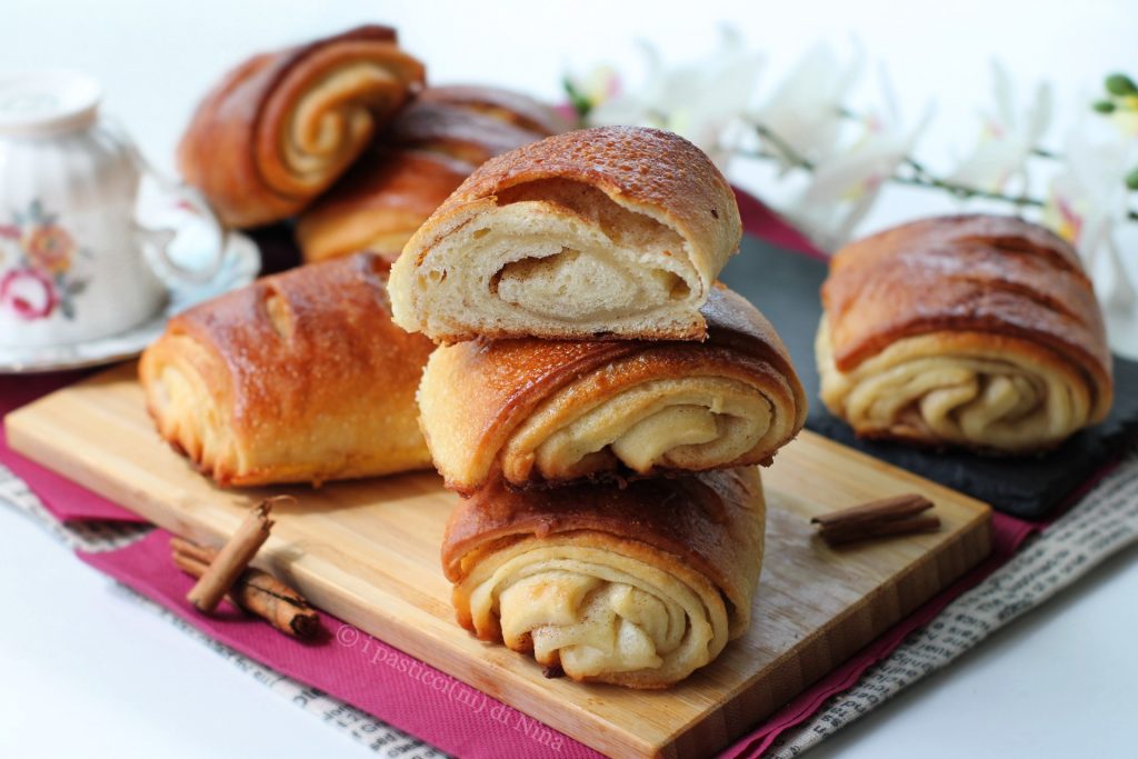 Chaussons à la cannelle avec feuilletage rapide et peu de beurre les petits gâteaux de Nina