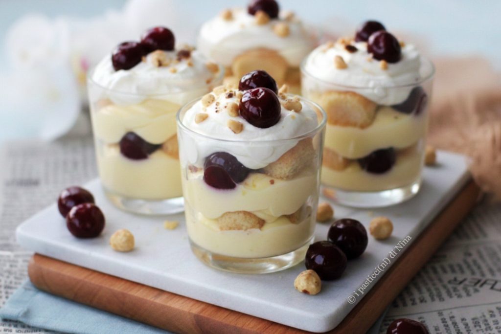 Coupe crémeuse à la griotte, un dessert à la cuillère avec crème diplomatique au citron, boudoirs et griottes au sirop - i pasticcini di Nina