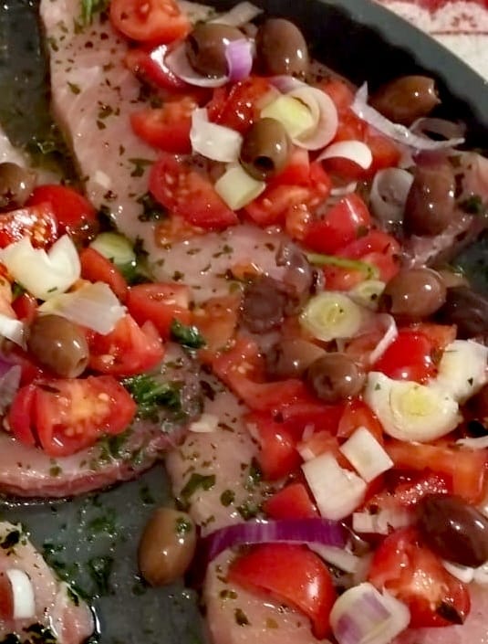 détail de l'assaisonnement de l'espadon au four