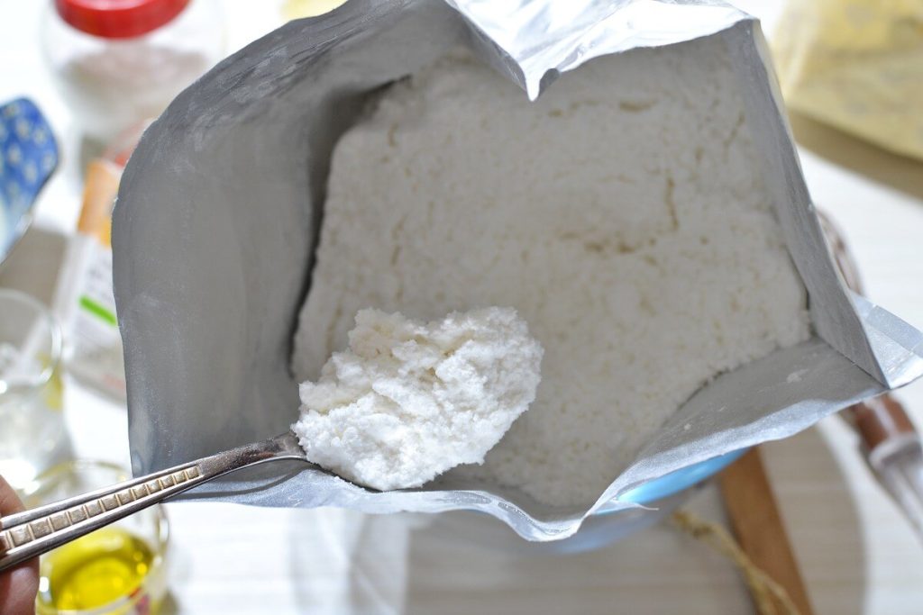 Une cuillère pleine de fibre de bambou prise dans le paquet fraîchement ouvert