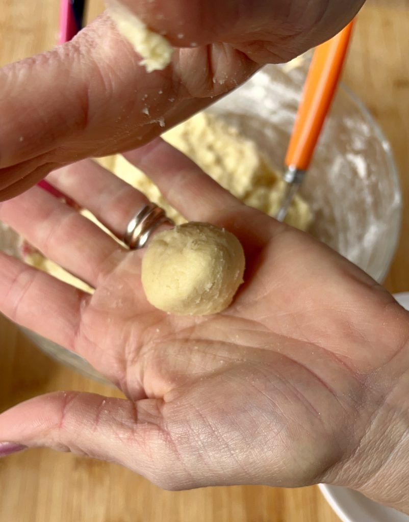 Formation des boules pour biscuits moelleux au citron