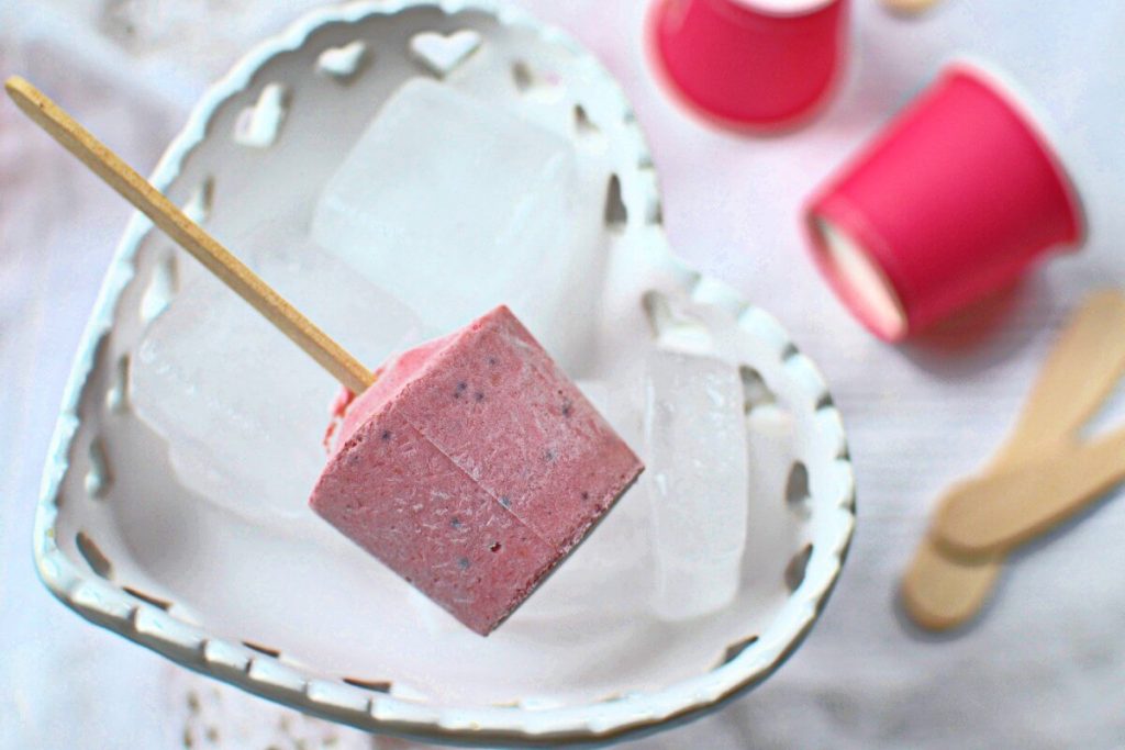 Glace à la fraise sans sucre ni crème : portionnée en gobelets avec bâtonnet