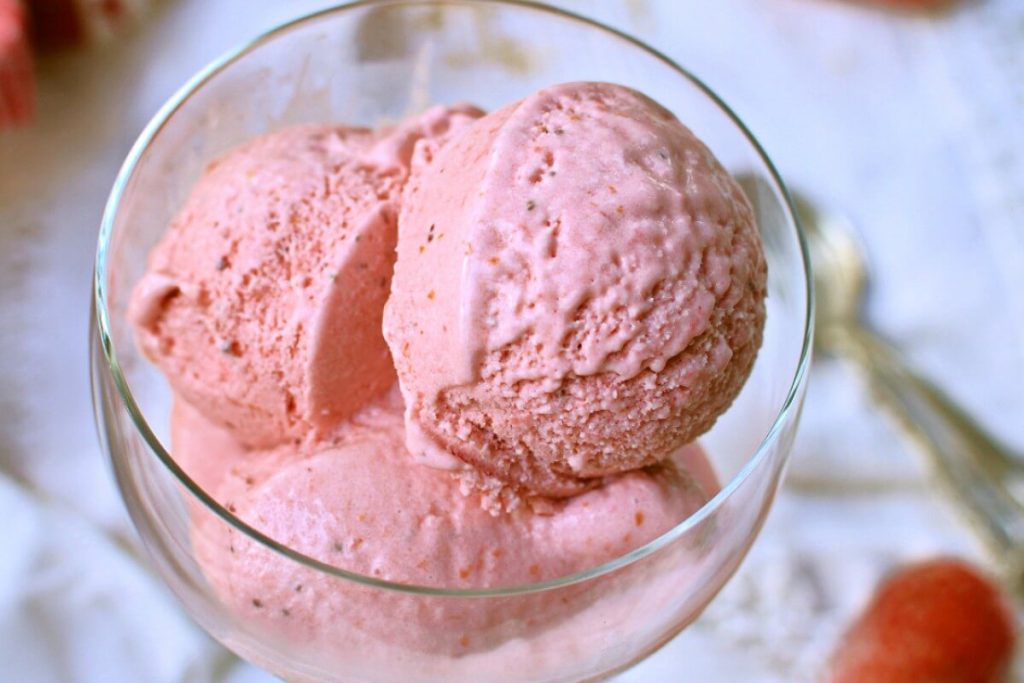 Glace à la fraise sans sucre ni crème : prête