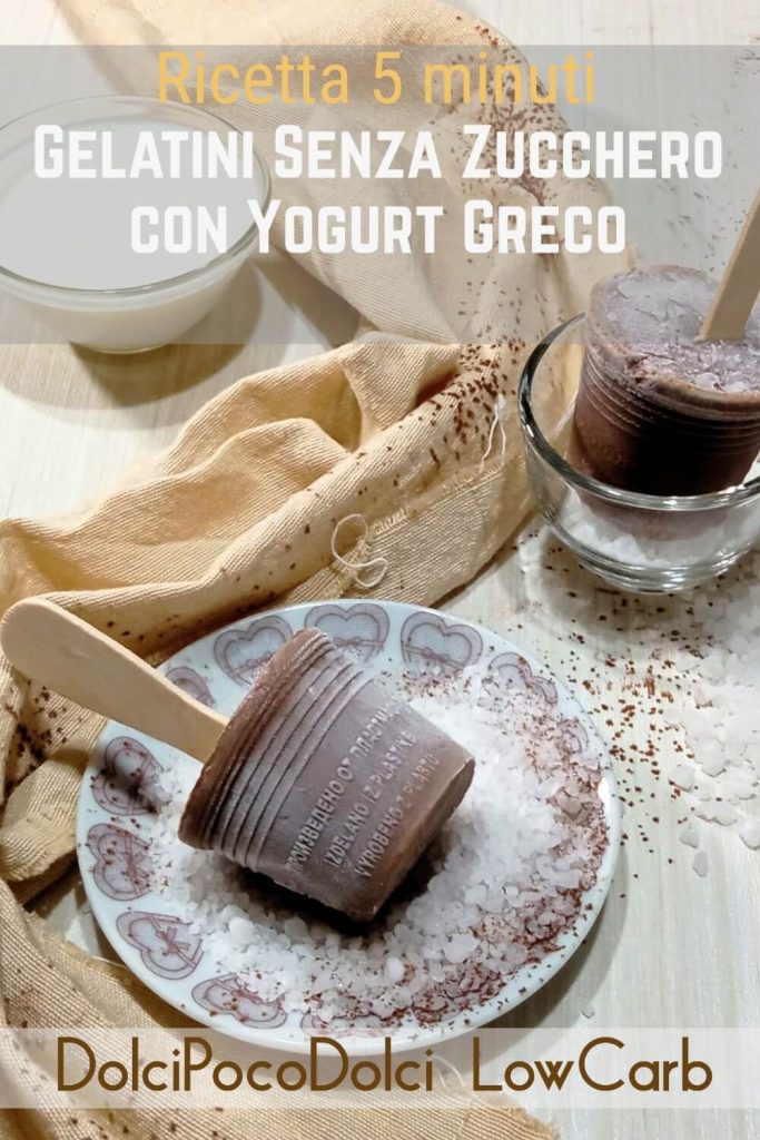Glace en bâtonnet sans sucre au yaourt en vertical, sur une assiette avec du cacao