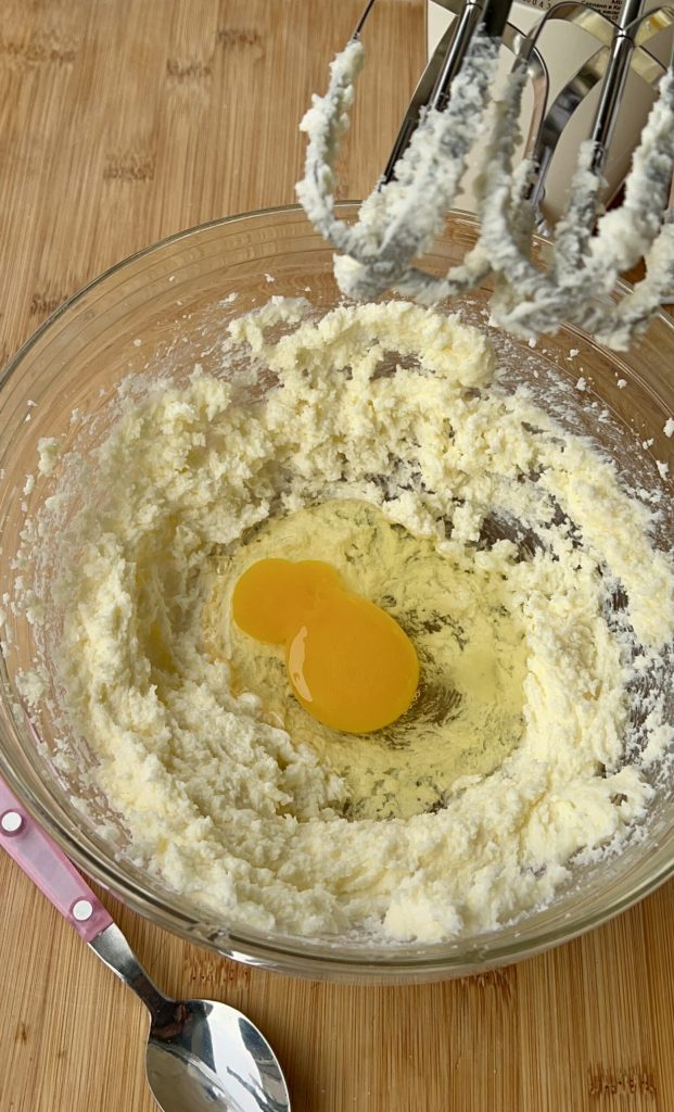 Œuf ajouté au mélange beurre-sucre pour biscuits moelleux au citron