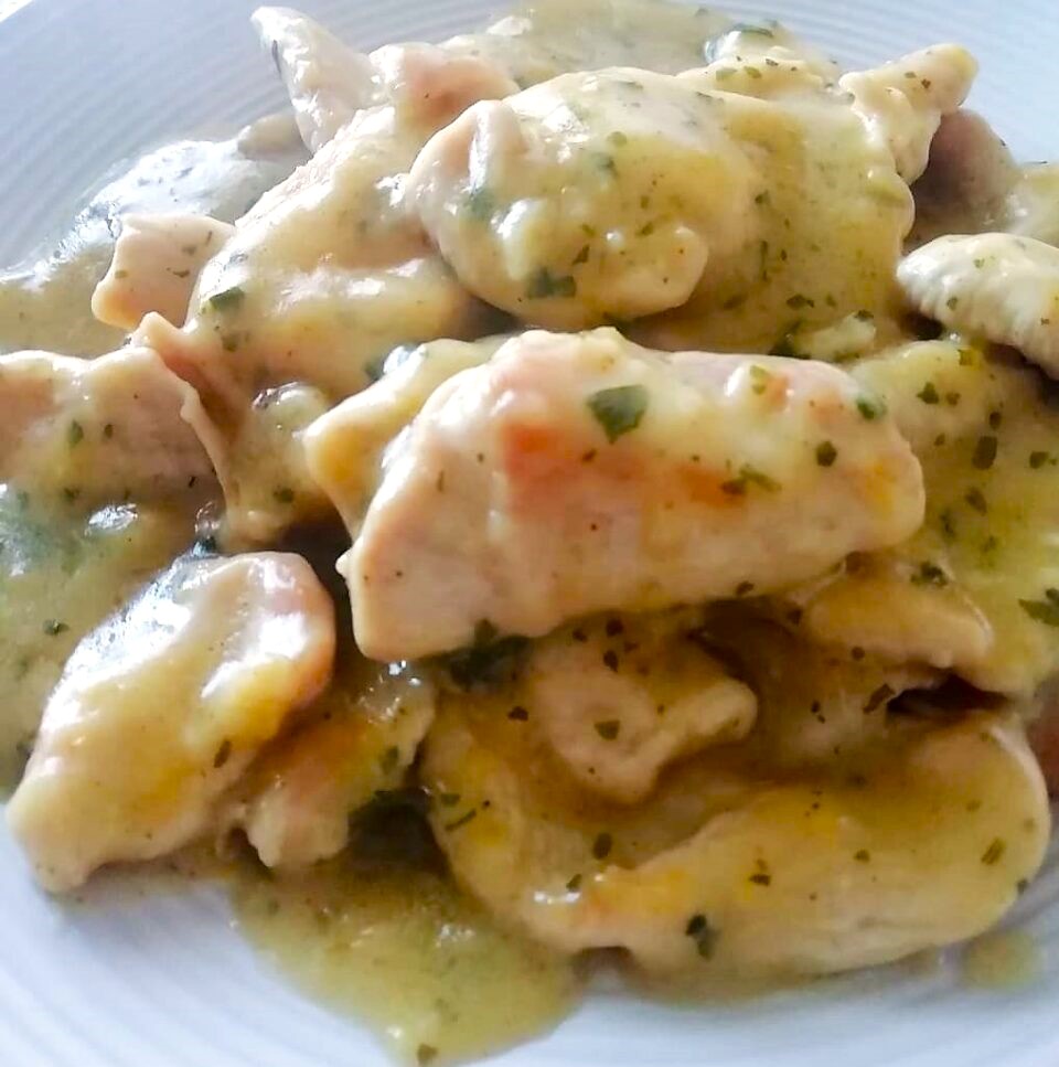 POITRINE DE POULET À LA GREMOLADA