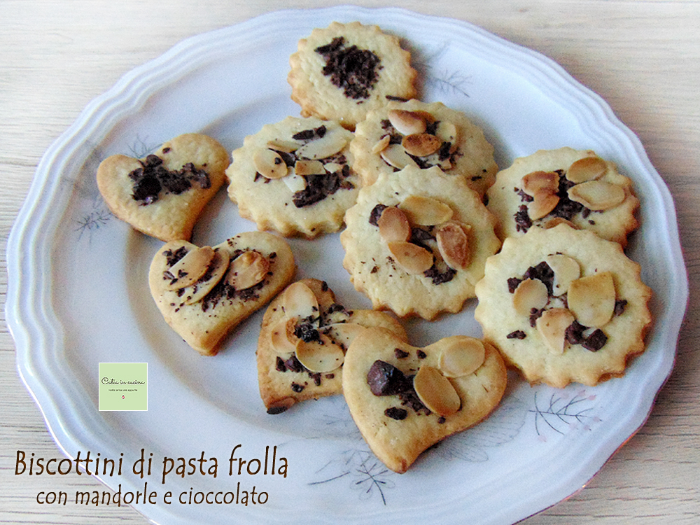 petits biscuits de pâte sablée aux amandes et au chocolat