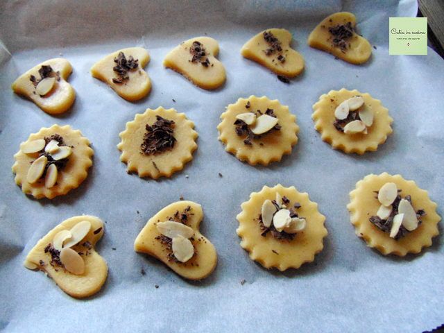 petits biscuits de pâte sablée aux amandes et au chocolat