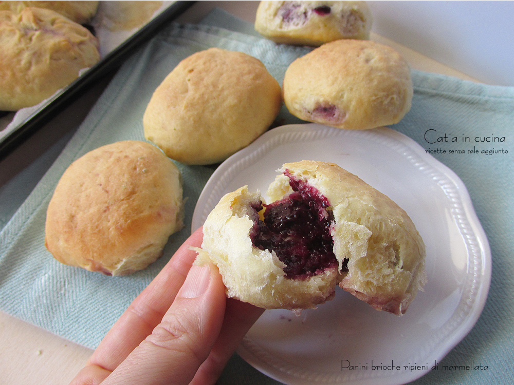 petits pains briochés fourrés à la confiture