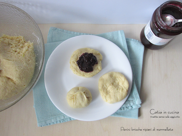 petits pains briochés fourrés à la confiture