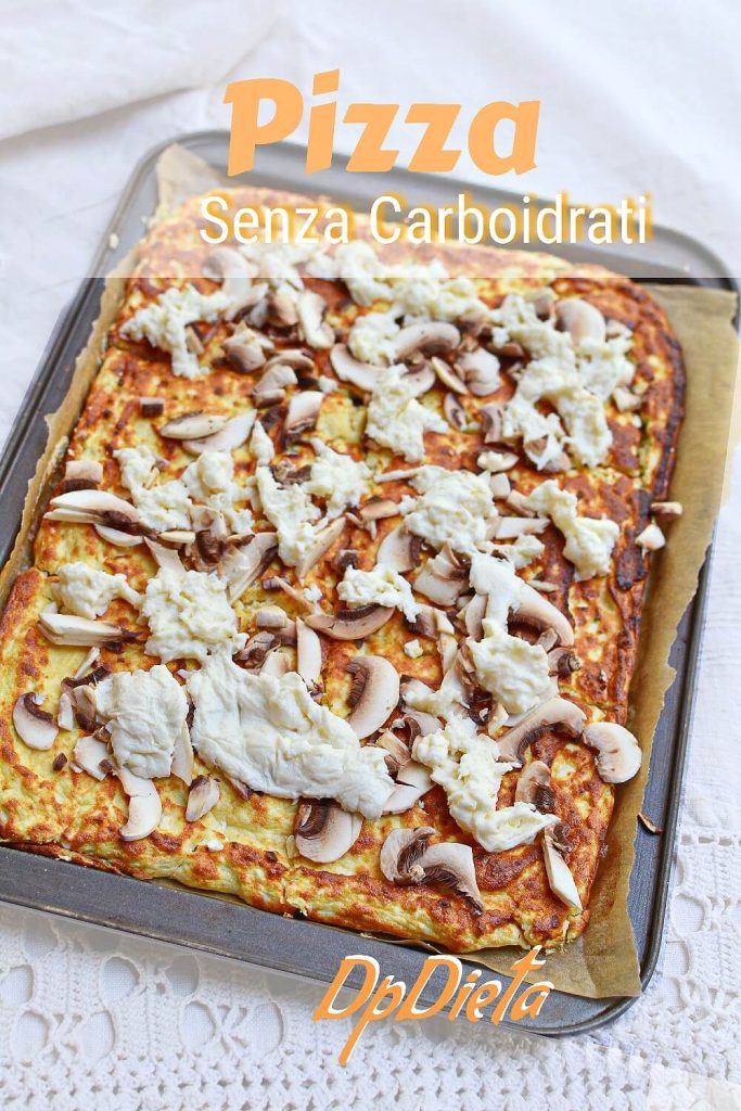 Pizza cétogène rapide sans pâte verticale, avec mozzarella filante et champignons sur une nappe blanche