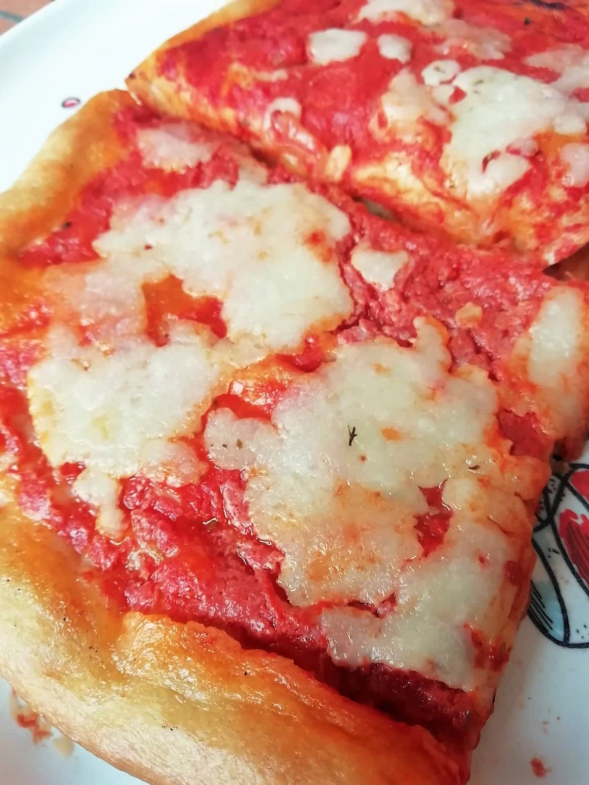 PIZZA MARGHERITA en plaque croustillante