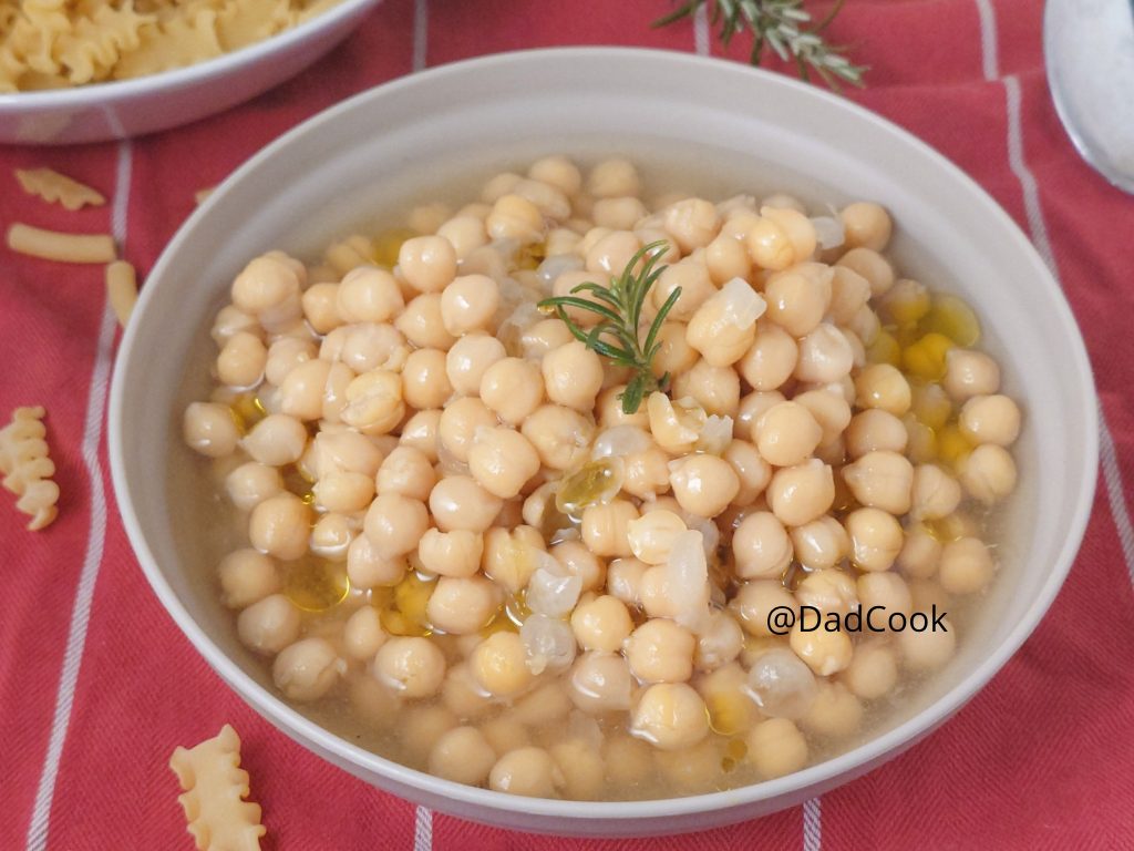 Pois chiches secs bouillis en casserole avec laurier et céleri, tendres et crémeux