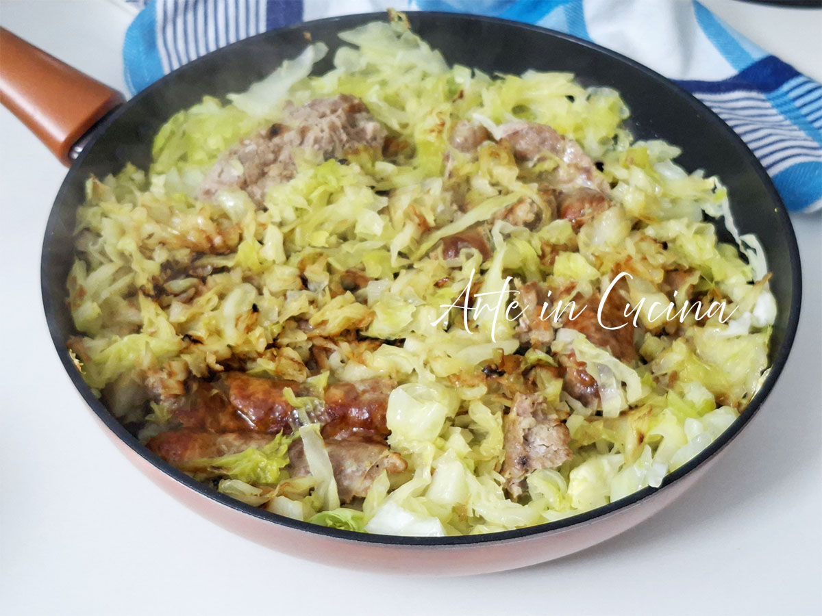 SAUCISSES et CHOU à la poêle