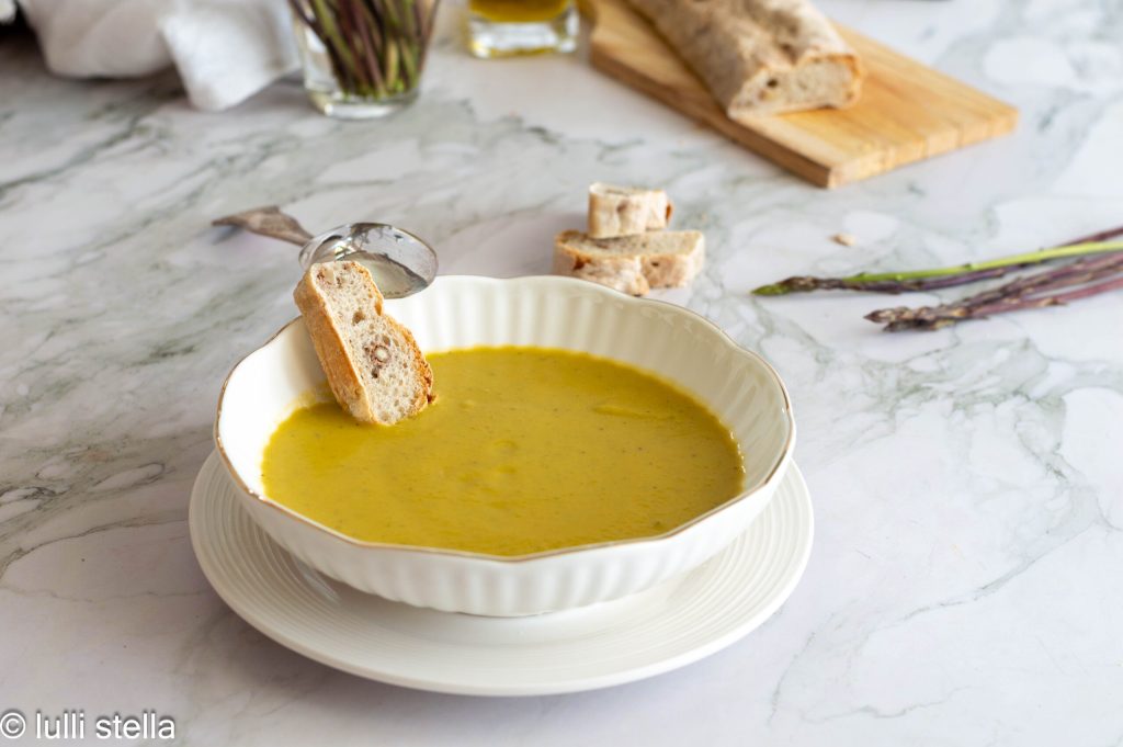 velouté d'asperges dans une assiette blanche