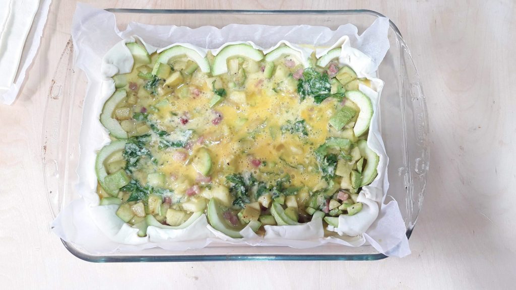 La tarte en pâte feuilletée aux courgettes façon carbonara. Découvrez la gourmandise de la carbonara dans une tarte feuilletée vraiment exceptionnelle.