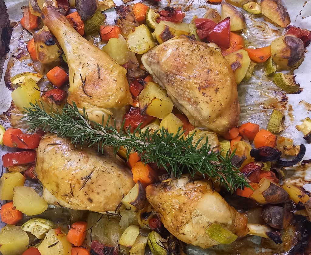 Poulet au four avec pommes de terre et légumes