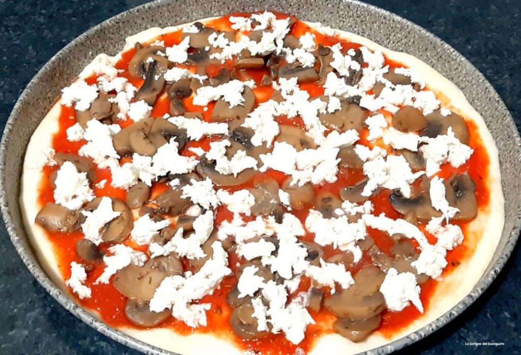 Pizza en cuisson au four