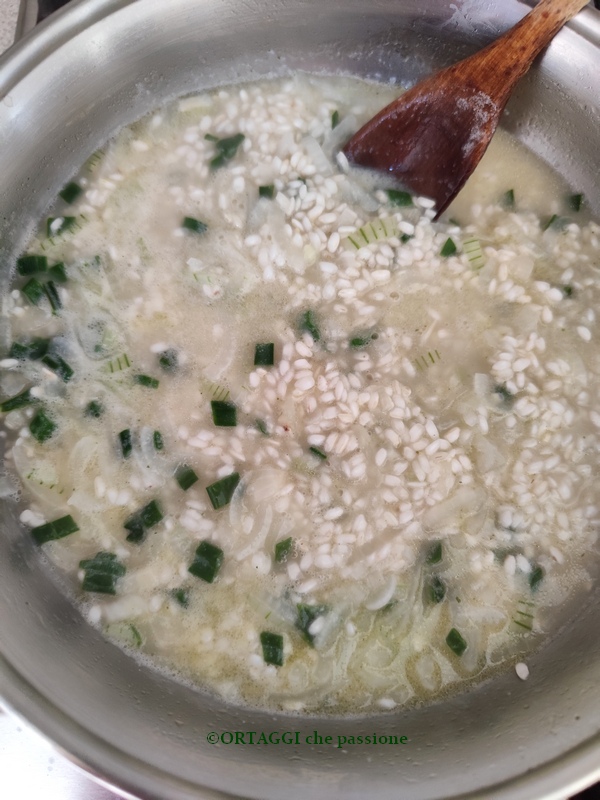 ajouter le bouillon au risotto aux carletti