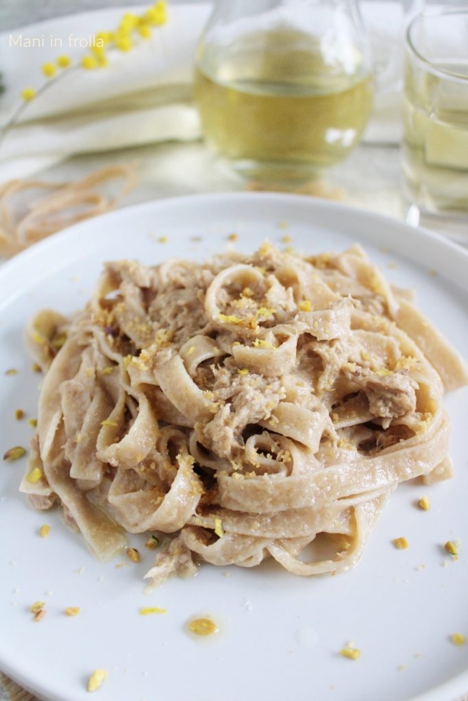 Tagliatelles à l'épeautre, thon et pistaches concassées