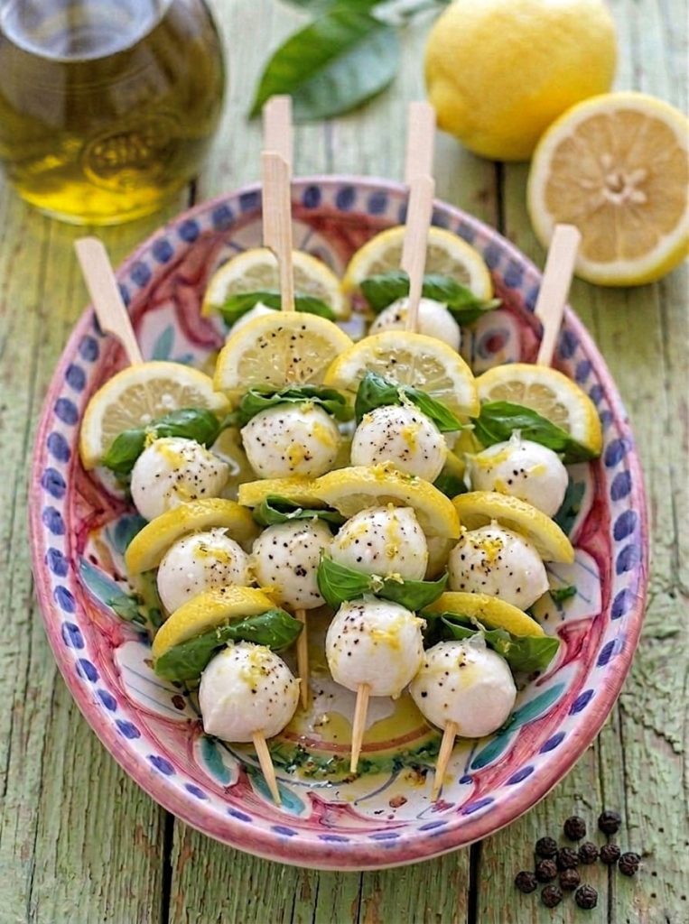 Brochettes de mozzarella, citron et basilic