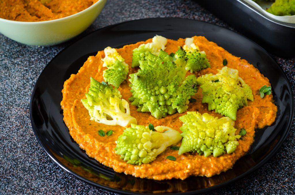 Brocoli romanesco avec crème de poivrons