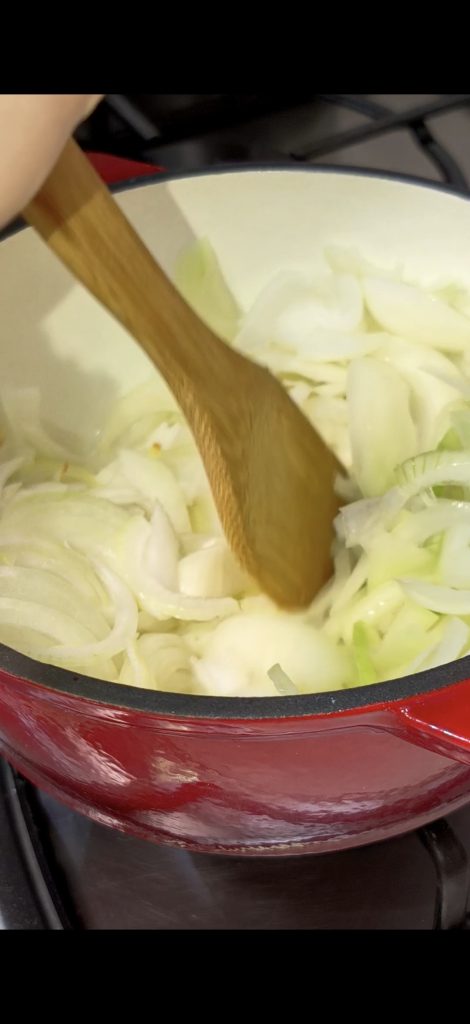 Faites caraméliser les oignons avec le beurre