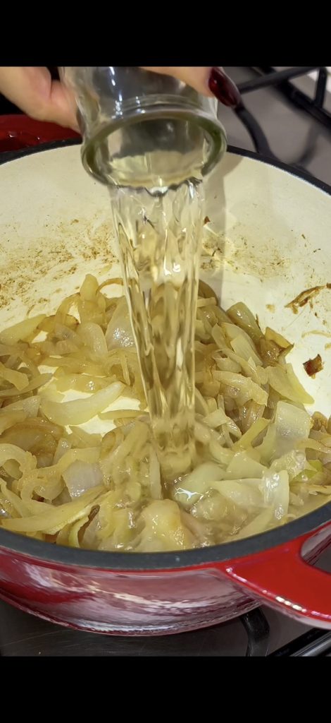 Déglacez avec du vin blanc