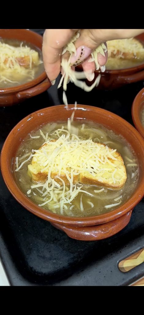On fait gratiner la soupe au four avec du pain et du gruyère