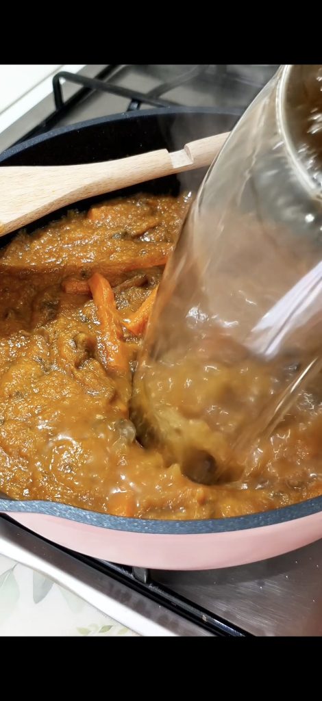 Ajoute la purée de courge et le bouillon