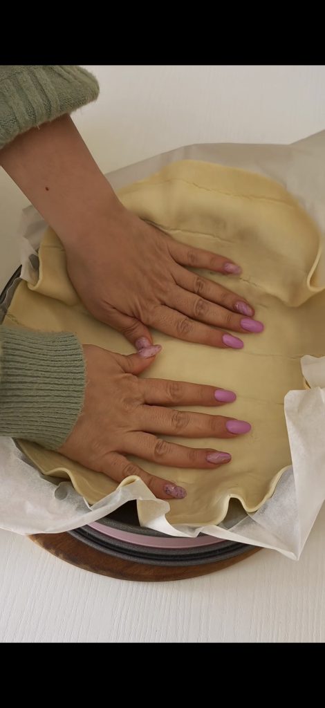 Étalez la pâte feuilletée dans un moule à charnière