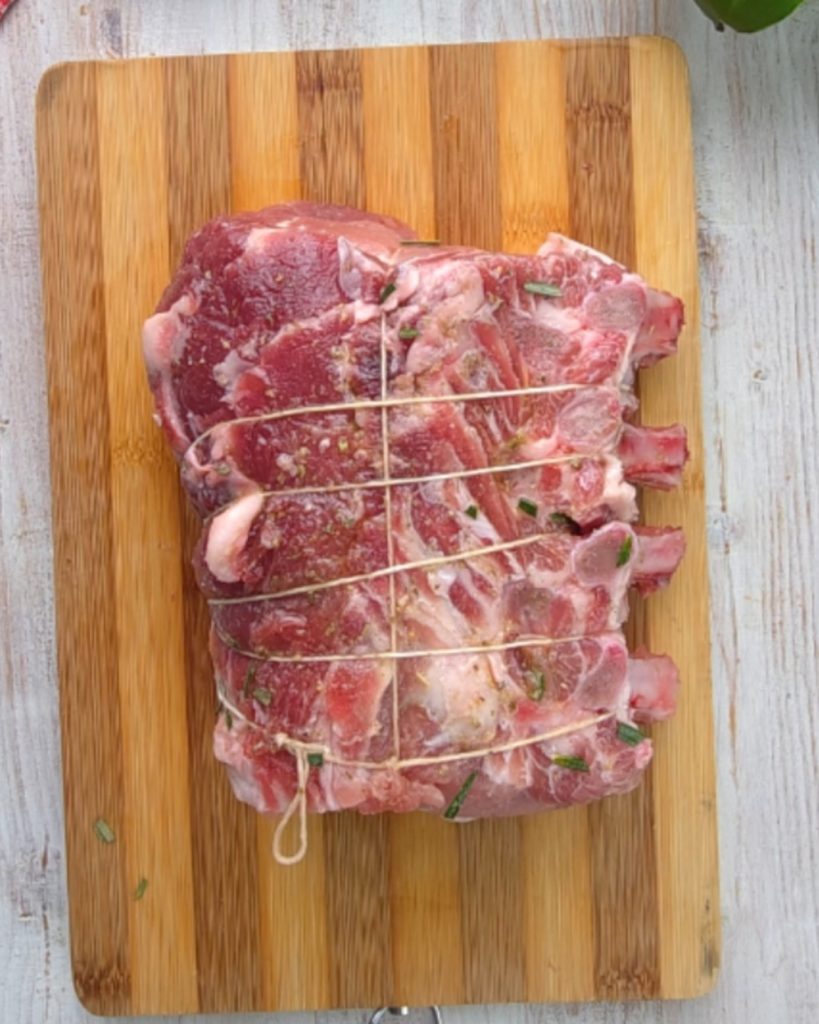 attachez la viande avec la ficelle